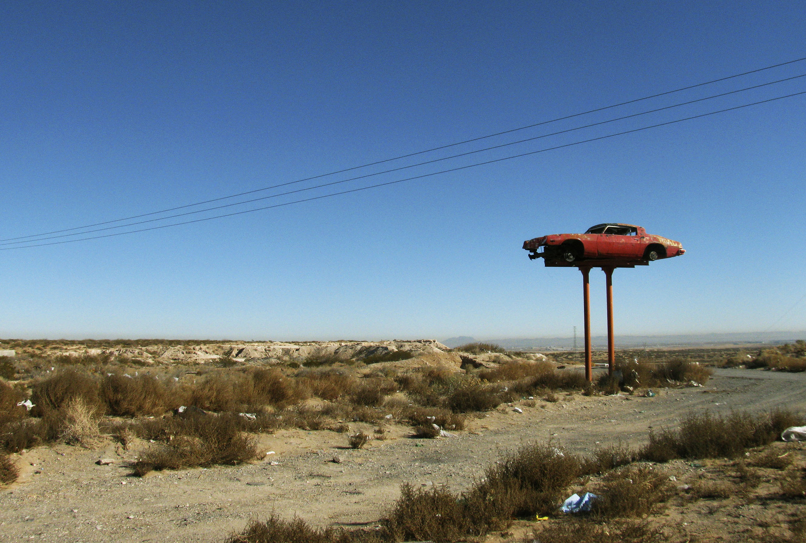 Automovil alzado en el desierto